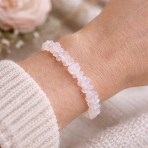 Bracelet Quartz Rose Chips – Bracelet Pierres Naturelles Baroques – Unisexe – Bracelet à Empiler – Cadeau Symbolique