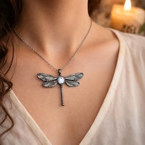 Naszyjnik z kamieniem księżycowym w stylu vintage z ważką – biżuteria boho wicca – mistyczny celtycki wisiorek – prezent dla kobiet z natury