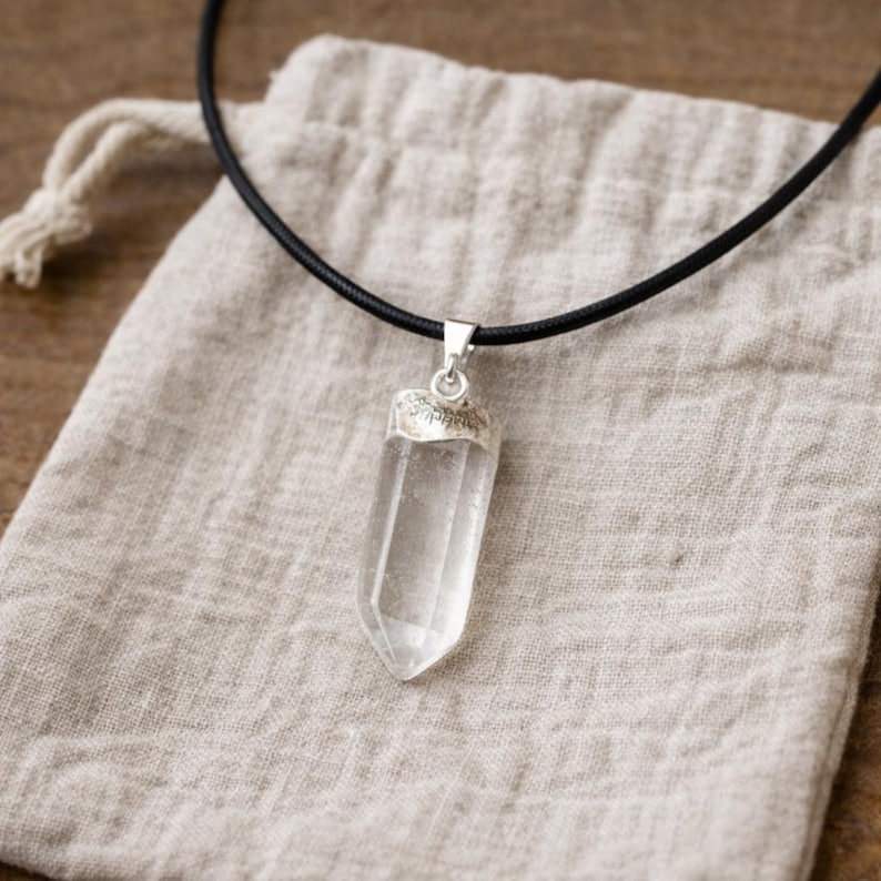 Pendentif quartz naturel présenté sur bourse en coton

EN :
Natural quartz crystal pendant displayed on cotton pouch