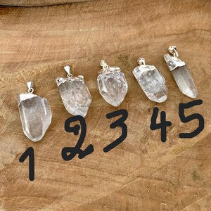 Pendentifs en quartz brut naturel alignés avec choix numérotés  EN : Natural raw quartz crystal pendants aligned with numbered options