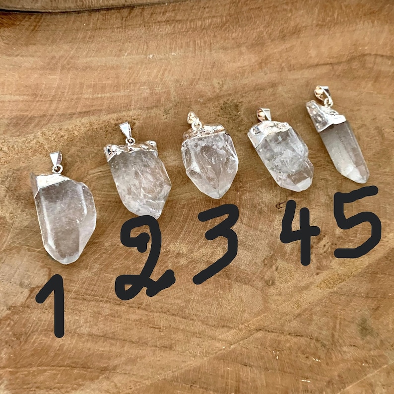 Pendentifs en quartz brut naturel alignés avec choix numérotés  EN : Natural raw quartz crystal pendants aligned with numbered options