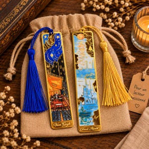 Peut inclure: Deux marque-pages rectangulaires en métal avec des motifs artistiques. Le marque-page de gauche présente une scène de café inspirée de Van Gogh avec un pompon bleu. Celui de droite montre un paysage inspiré de Claude Monet avec un pompon jaune.