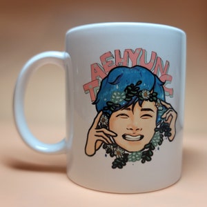 BTS/BT21 One of a Kind Cartoon taza de café/taza de té. Gran regalo para amigos y familiares o el ejército BTS en tu vida.