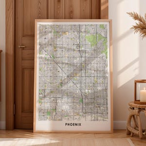 Puede incluir: Mapa enmarcado de Phoenix, Arizona, en una paleta de colores neutros. La cartografía detallada muestra calles, edificios y espacios verdes. El nombre de la ciudad está impreso en la parte inferior del marco.