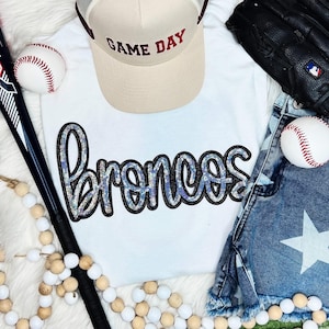Maglietta con mascotte dei Broncos con paillettes: toppa argentata, football e baseball
