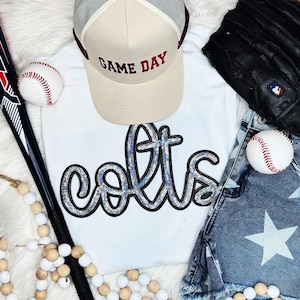 Maglietta con paillettes dei Colts. Felpa dei Colts. Mascotte della scuola. Toppa con paillettes. Colts. Baseball. Football. Mascotte dei Colts.