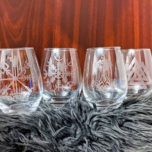 Viking wine glass, viking wine tumbler, viking cup, viking cocktail glass, engraved viking glass, Mjolnir, Vegvisir, gift for viking lovers