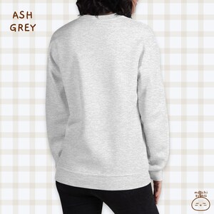 K&ouml;nnte beinhalten: Ein hellgrauer Sweatshirt mit langen &Auml;rmeln und einem Rundhalsausschnitt. Der Sweatshirt ist aus einem weichen, bequemen Material gefertigt.
