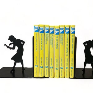 Nancy Drew Dekorative anpassbare Farbe Silhouette Geschenk-Set Buchstützen Handgemacht für Bücherregal Buch Nook Buchliebhaber (2-teiliges Set)