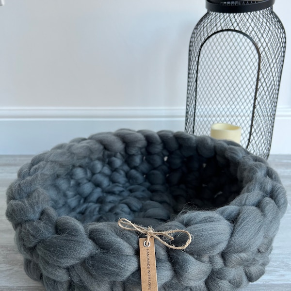 Cat/small dog bed. Chunky Vegan Yarn cat bed, knitted cat bed. Pet bedding.