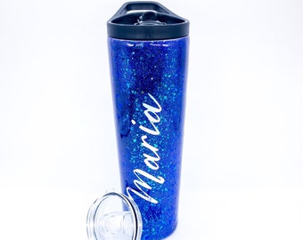Vaso personalizado con purpurina brillante con pajita y tapa. Vaso personalizado con purpurina morada.