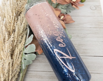 Vaso personalizado con purpurina, diseño de degradado azul marino y oro rosa con purpurina, con pajita y tapa. Regalo personalizado