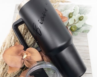 Vaso personalizado con diamantes de imitación negros con asa. Vaso aislado de 40 oz con asa, pajita y tapa. Regalos Personalizados Personalizados.