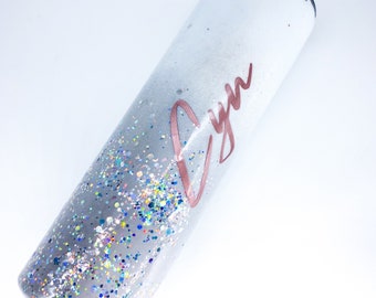 Vaso personalizado con purpurina, diseño con purpurina ombré en gris plateado y blanco, con pajita y tapa. Disponible en varios tamaños. Regalo personalizado