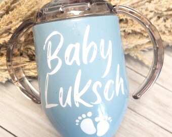Copo com canudinho azul personalizado com tampa de rosca. Presente de bebê personalizado com nome