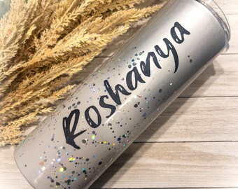 Vaso personalizado con purpurina en color gris plateado degradado, taza térmica personalizada con purpurina, pajita y tapa. Regalo personalizado. Vaso brillante con nombre