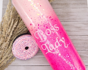 Vaso aislado personalizado Pink Boss Lady Rhinestone con pajita y tapa. Regalos personalizados, vaso bling personalizado.
