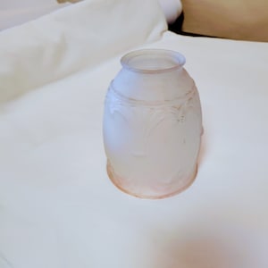 Abat-jour rose en verre dépoli- vintage- globe/cloche