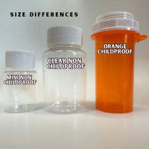 Puede incluir: Tres frascos de pastillas de pl&aacute;stico de diferentes tama&ntilde;os. El m&aacute;s peque&ntilde;o es transparente con una tapa blanca y el texto "MINI NON CHILDPROOF". El frasco del medio es transparente con una tapa blanca y el texto "CLEAR NON CHILDPROOF". El m&aacute;s grande es naranja con una tapa blanca y el texto "ORANGE CHILDPROOF".