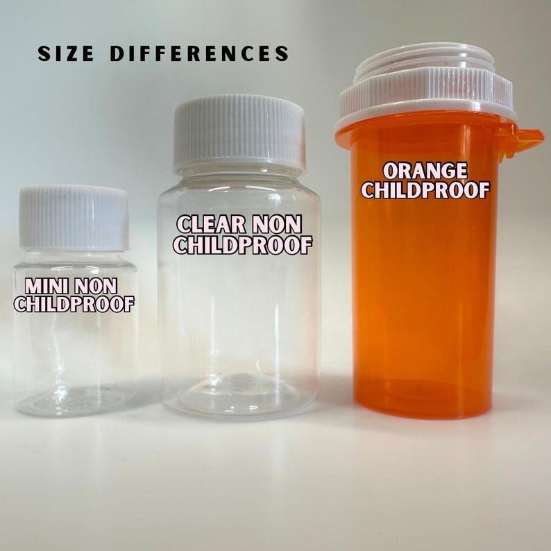 Puede incluir: Tres frascos de pastillas de pl&aacute;stico de diferentes tama&ntilde;os. El m&aacute;s peque&ntilde;o es transparente con una tapa blanca y el texto "MINI NON CHILDPROOF". El frasco del medio es transparente con una tapa blanca y el texto "CLEAR NON CHILDPROOF". El m&aacute;s grande es naranja con una tapa blanca y el texto "ORANGE CHILDPROOF".