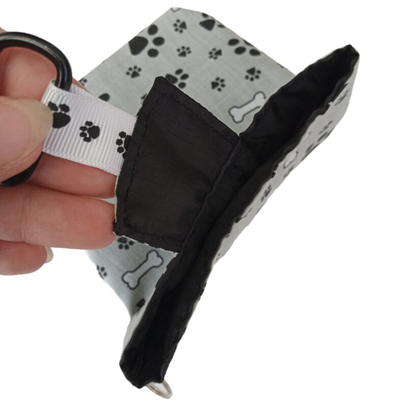 Dog Treat Bag With Waterproof Lining, Fastening, Small Carabiner and Split Ring Dog