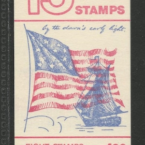 Könnte beinhalten: Eine Briefmarke mit einer rot, weiß und blau gehaltenen Illustration der amerikanischen Flagge und eines Schiffes. Die Briefmarke trägt die Aufschrift "15¢ STAMPS" und "by the dawn's early light". Der Text "EIGHT STAMPS Vending Machines Only" ist ebenfalls vorhanden.