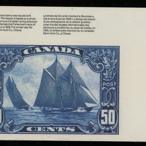 Op de afbeelding: Een blauwe Canadese postzegel van 50 cent met een zeilschoener. De postzegel, uitgegeven in 1929, is gebaseerd op een foto van de Bluenose. Tekst bevat "CANADA", "POSTES", "POST" en "50 CENTS".