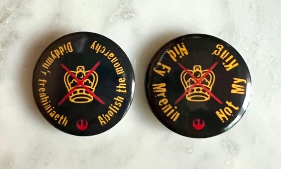 Bathodynnau Gwrth-Frenhiniaeth | Anti-Monarchy Badges