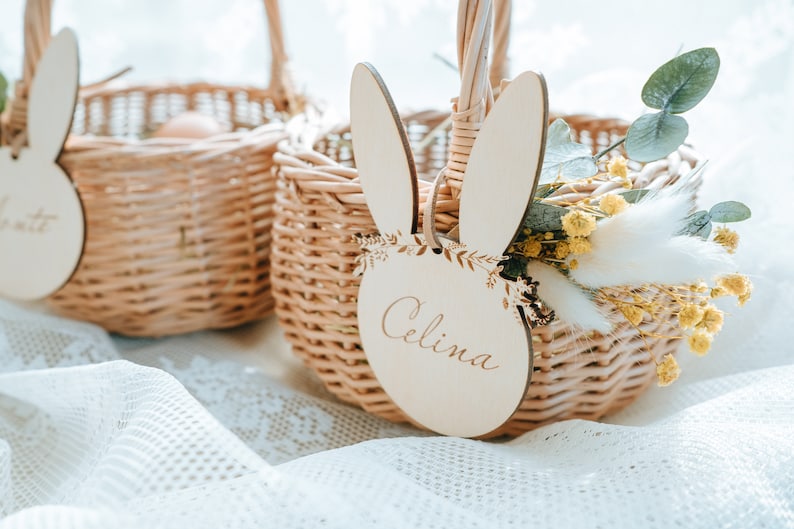 Personalisierten Anhänger für Osterkörbe und Blumenstreukörbe Osteranhänger Osterdeko Holz Einkaufskörbchen Blumenmädchen Blumenkinder Bild 1