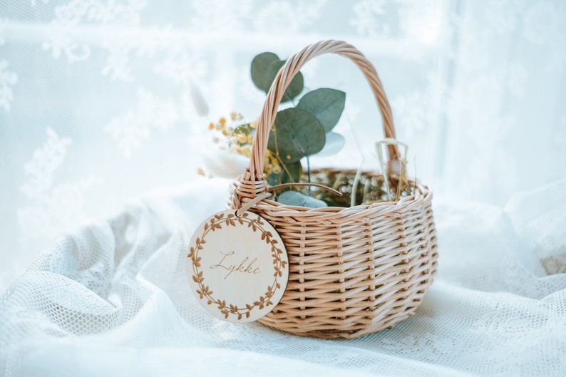 Personalisierter Anhänger auch mit Körbchen Osteranhänger Osterdeko Holz Einkaufskörbchen Blumenmädchen Blumenkinder Bild 6