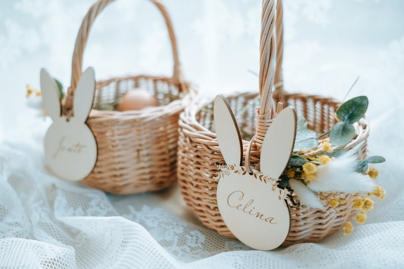 Personalisierter Anhänger auch mit Körbchen Osteranhänger Osterdeko Holz Einkaufskörbchen Blumenmädchen Blumenkinder Bild 1