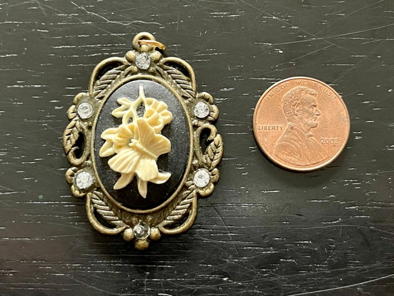 Vintage Victorian Brass Pendant, Black Cameo, Bei… - image 5