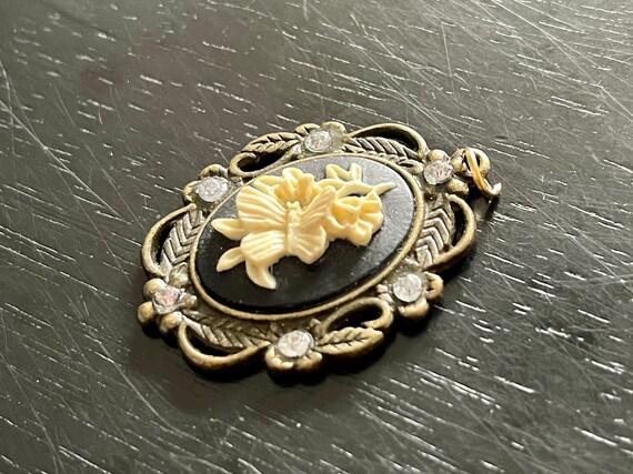 Vintage Victorian Brass Pendant, Black Cameo, Bei… - image 2