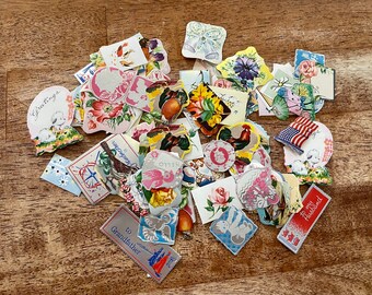 Könnte beinhalten: Sortiment an Vintage-Papierephemera mit verschiedenen Designs und Farben, darunter Blumen, Vögel, Hähne und Grüße. Die Ephemera ist perfekt für Scrapbooking, Kartenherstellung und andere Bastelprojekte.