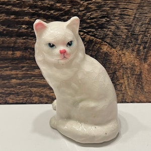 Figurka kota w stylu vintage, biała perska ceramiczna figurka kotka, biała siedząca figurka kota, kolekcjonerska figurka miłośnika kotów w stylu vintage, wyprodukowana w Japonii