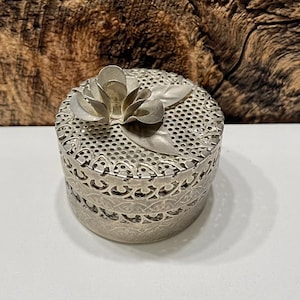 Vintage Trinket Box, Silver Metal Vanity Box, Circle Trinket Box, Flower Design, Keepsake Box, Silver Jewelry Box, Vanity Box