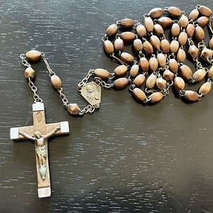 Rosaire en bois de Français vintage, Chapelet en perle de bois brun, Crucifix coiffé en aluminium, Pièce maîtresse du Sacré-Cœur en laiton, Dame du Mont Carmel, France