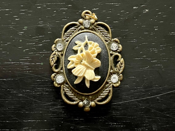 Vintage Victorian Brass Pendant, Black Cameo, Bei… - image 1