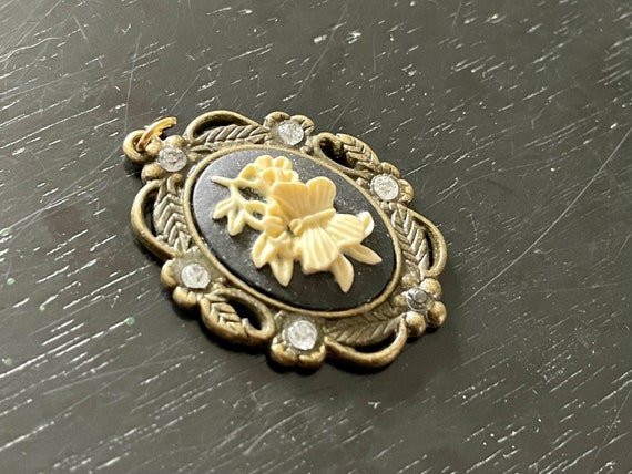 Vintage Victorian Brass Pendant, Black Cameo, Bei… - image 3