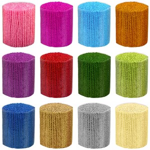 Puede incluir: Doce carretes de hilo en varios colores, incluyendo rosa, morado, rojo, verde, azul, dorado, gris y amarillo. El hilo est&aacute; enrollado alrededor de carretes de cart&oacute;n.