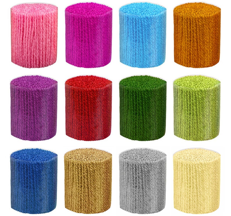 Puede incluir: Doce carretes de hilo en varios colores, incluyendo rosa, morado, rojo, verde, azul, dorado, gris y amarillo. El hilo est&aacute; enrollado alrededor de carretes de cart&oacute;n.