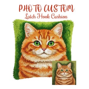 Peut inclure: Coussin carré au crochet avec un chat tabby orange aux yeux verts, sur fond vert. Le texte "PHOTO CUSTOM Latch Hook Cushion" est affiché en haut. Une petite image du chat est en bas à droite.