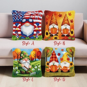 Op de afbeelding: Vier decoratieve sierkussens met kabouterontwerpen. Stijl A toont een kabouter met een Amerikaans vlagthema. Stijl B heeft twee kabouters met pompoenen en herfstbladeren. Stijl C toont een kabouter met een hark. Stijl D heeft twee kabouters met pompoenen.