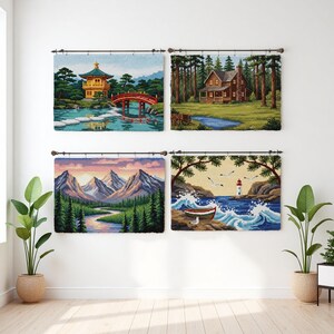 Peut inclure: Quatre tapisseries murales paysagères. L'une représente une pagode japonaise et un pont rouge sur l'eau. Une autre montre une cabane dans une forêt. Une troisième montre des montagnes et une rivière. La dernière montre un phare et des vagues.