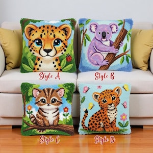 Pode incluir: Quatro almofadas decorativas com desenhos de animais. O estilo A apresenta um guepardo, o estilo B um coala, o estilo C um gatinho e o estilo D um filhote de chita. Cada almofada tem um design colorido e texturizado com o nome do estilo impresso abaixo.