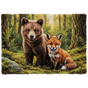 Könnte beinhalten: Ein detaillierter Teppich mit einem Braunbären und einem Rotfuchs in einem Wald. Der Bär steht, der Fuchs sitzt, beide aufmerksam. Der Hintergrund zeigt einen üppigen Wald mit grünem Laub und hohen Bäumen, was eine natürliche Szene schafft.