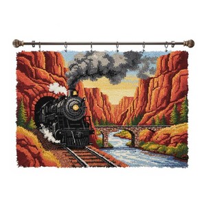 Peut inclure: Tapisserie détaillée représentant un train à vapeur noir sortant d'un tunnel dans un canyon de roche rouge. La scène comprend un pont de pierre sur une rivière et un ciel bleu en arrière-plan.