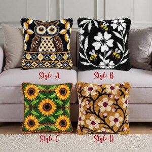 Pode incluir: Quatro almofadas decorativas com diferentes designs. O estilo A apresenta uma coruja em um fundo preto. O estilo B tem flores brancas e abelhas em preto. O estilo C exibe girassóis. O estilo D mostra padrões florais.