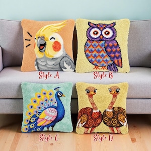 Op de afbeelding: Vier decoratieve sierkussens met dierenontwerpen. Stijl A toont een lachende kaketoe, stijl B een uil, stijl C een pauw en stijl D twee struisvogels. Elk kussen heeft de stijlnaam erop.