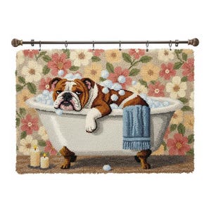 Op de afbeelding: Decoratief tapijt met een bruin-witte bulldog die ontspant in een witte badkuip vol bellen. Een blauwe handdoek hangt over de zijkant. De achtergrond heeft een bloemenpatroon met roze, gele en witte bloemen.